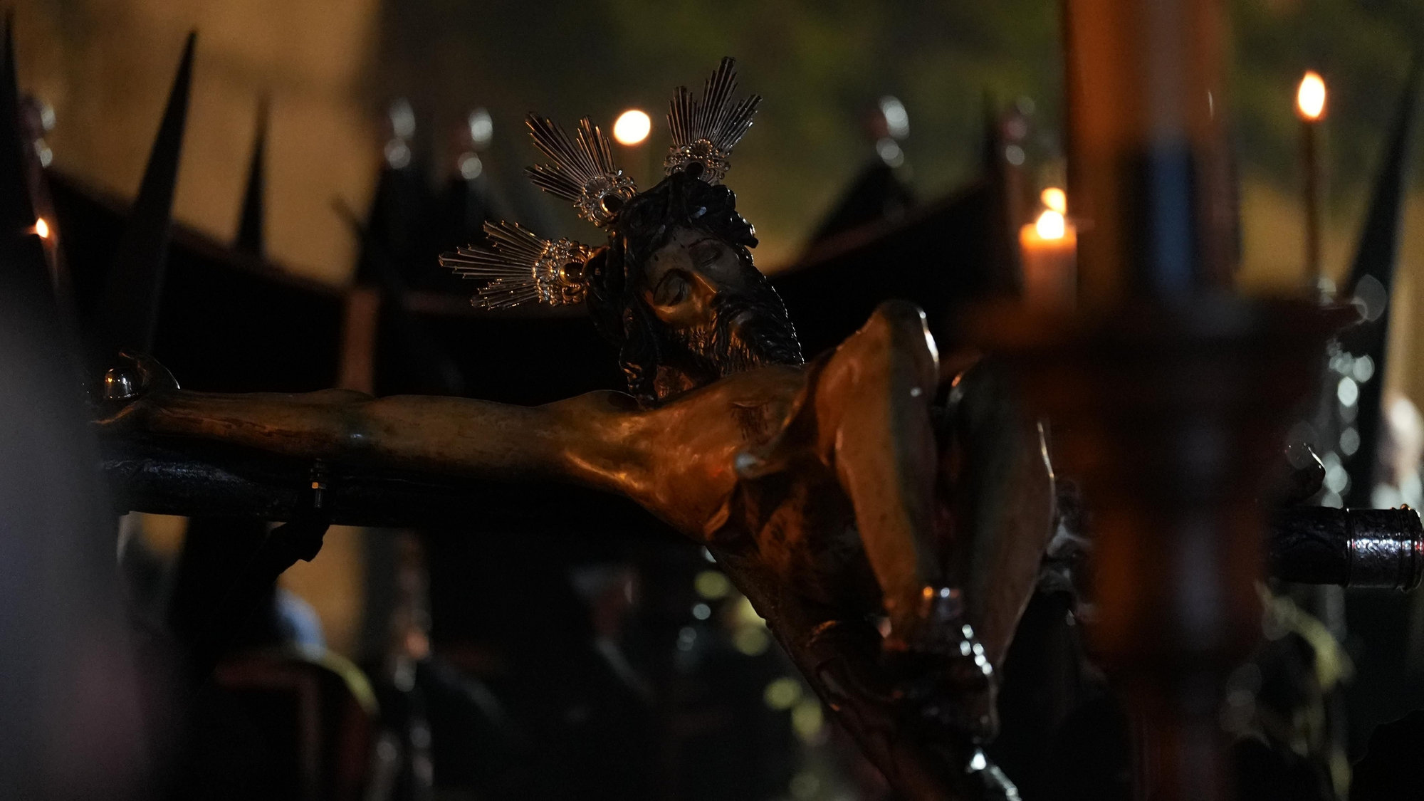 La salida procesional del Via Crucis, en imágenes