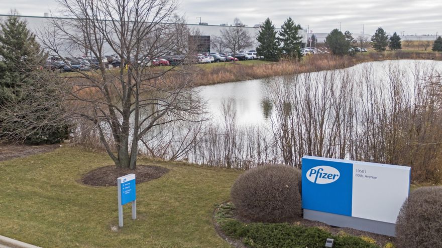La farmacéutica estadounidense Pfizer, fabricante de una de las vacunas autorizadas contra la covid-19, anunció este martes que ha iniciado un ensayo clínico en Estados Unidos para comprobar la efectividad de un fármaco que se administra por la vía oral. EFE/EPA/TANNEN MAURY/Archivo