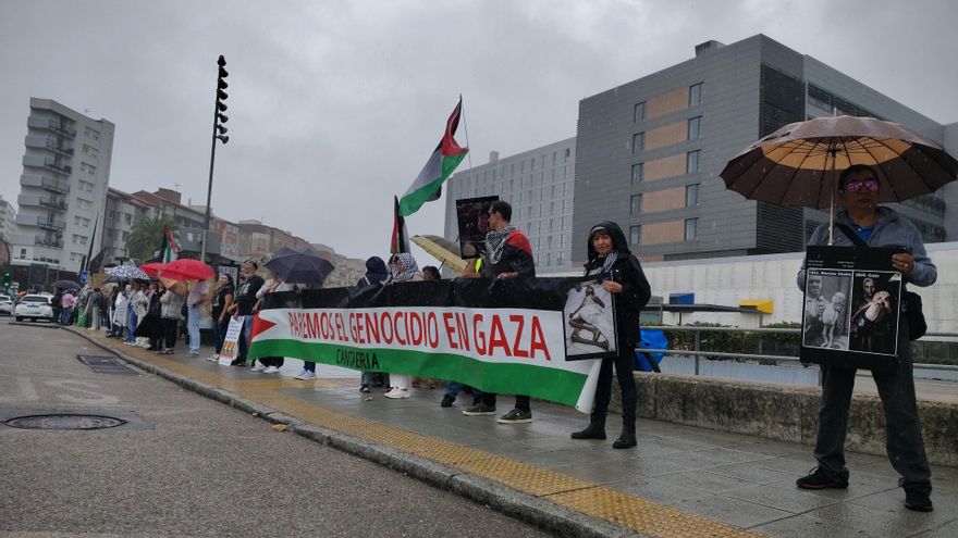 La cadena humana "abraza" Valdecilla por Gaza.