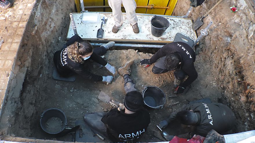 Excavación de la ARMH en una fosa común en el cementerio civil de Guadalajara