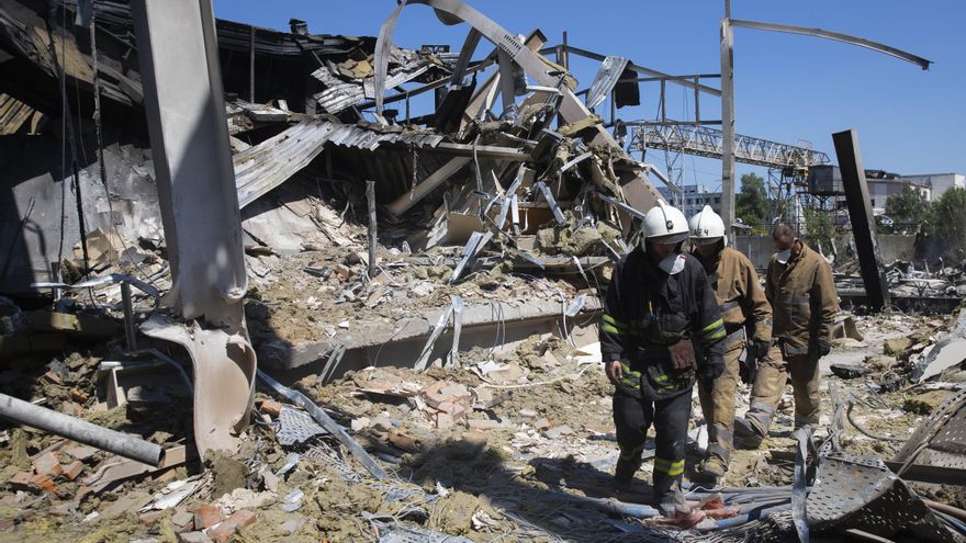 Foto de archivo de Kremenchuk (Ucrania), en junio de 2022.- Decenas de bomberos y miembros de los equipos de rescate continúan trabajando en el centro comercial de la ciudad de Kremenchuk que fue atacado con misiles rusos y donde se han contabilizado 18 muertos y 36 desaparecidos, este martes en Kremenchuk (Ucrania). EFE/Orlando Barría