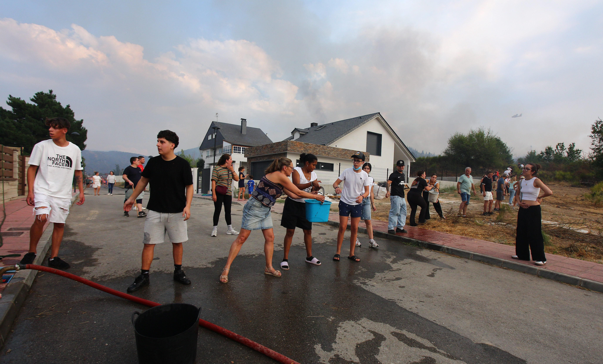 Así lucharon contra el fuego los vecinos de Molinaseca