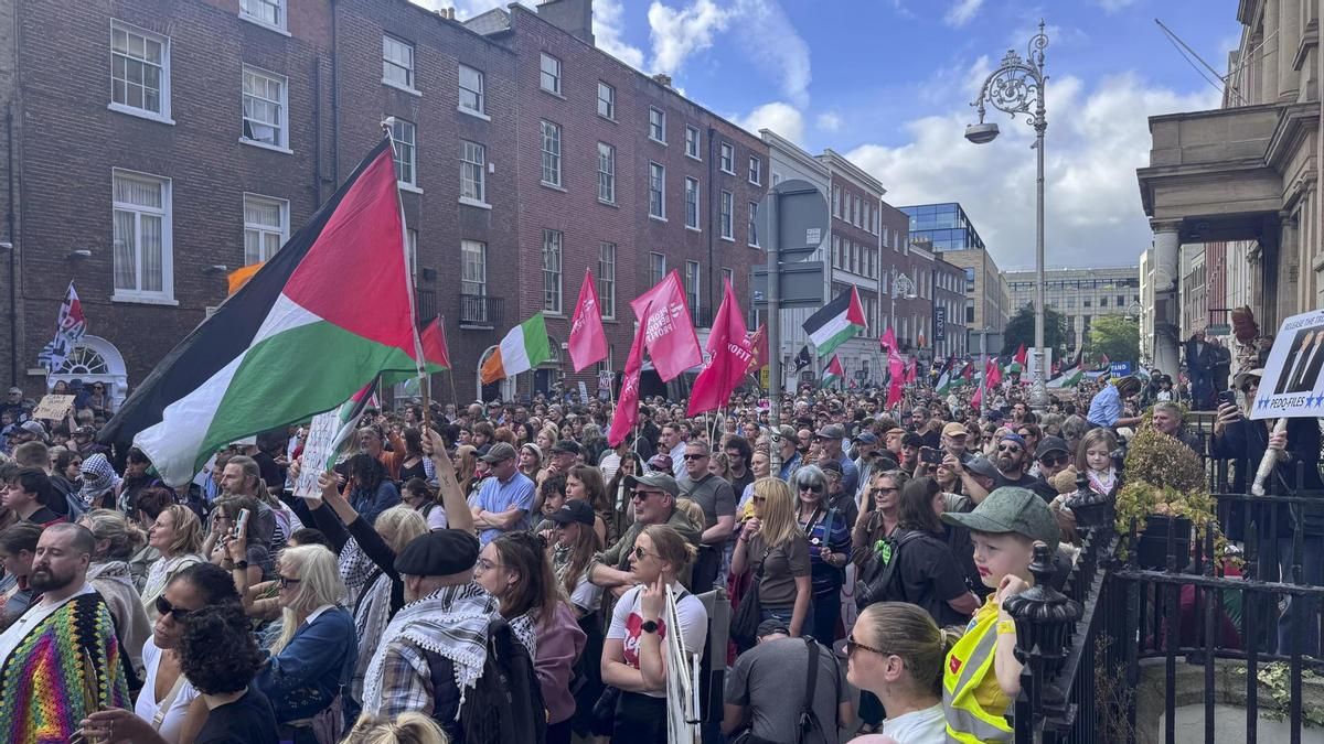 Manifestación antibelicista en Dublín con motivo de la visita a Irlanda de Donald Trump del 12 de septiembre de 2026