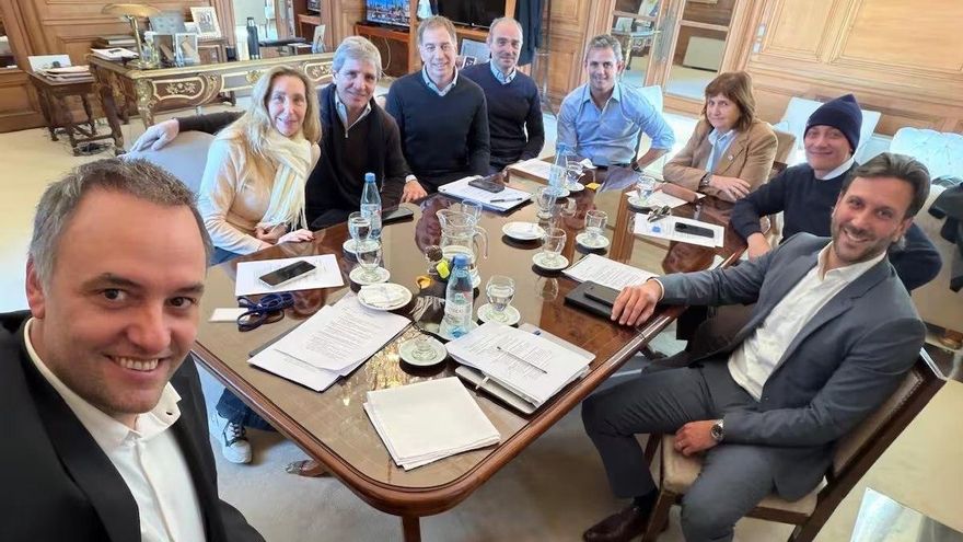 Con Caputo y los Menem cara a cara, Karina Milei rearmó la mesa política y ordenó saturar el Congreso de proyectos