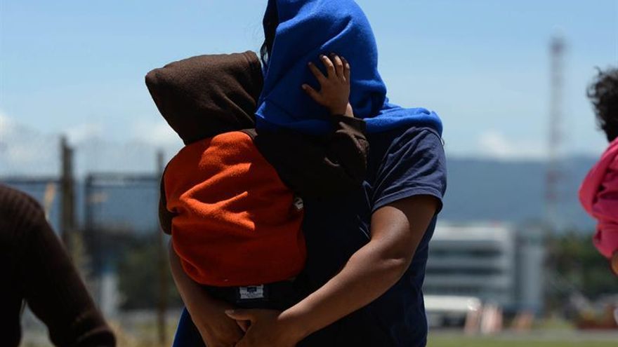 Ordenan en EE.UU. exámenes médicos a niños inmigrantes detenidos tras la muerte de dos de ellos