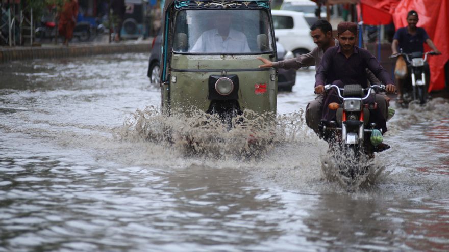 Pakistán inunda 51 aldeas para salvar una ciudad de medio millón tras la crecida de ríos