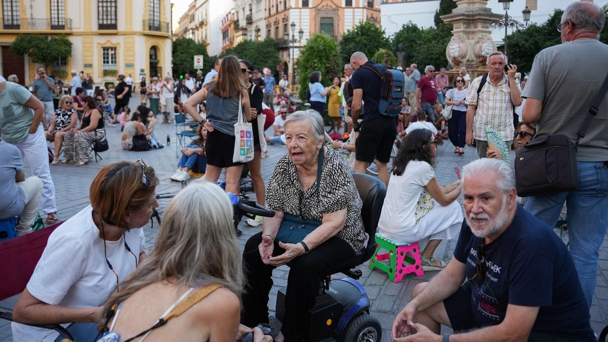 La actriz María Galiana (c) durante la 'sentada' convocada en la Plaza Virgen de los Reyes en protesta por la celebración de una polémica gala de la revista 'Escaparate'.