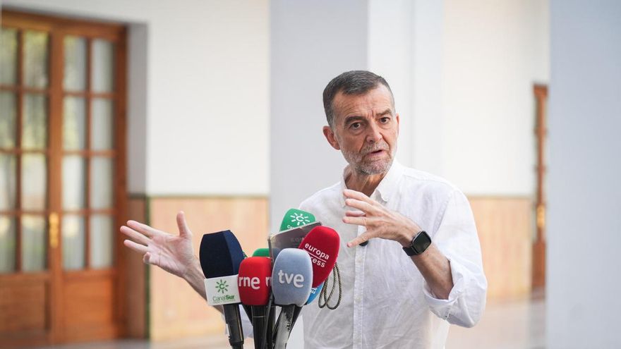 El portavoz del Grupo Parlamentario Por Andalucía, Antonio Maíllo, ofrece una rueda de prensa sobre asuntos de actualidad en el Patio de Prensa del Parlamento de Andalucía. A 14 de julio de 2026 en Sevilla (Andalucía, España). El coordinador federal de Iz