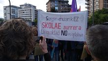 Concentración en apoyo de Skolae a las puertas del palacio de Justicia de Pamplona.