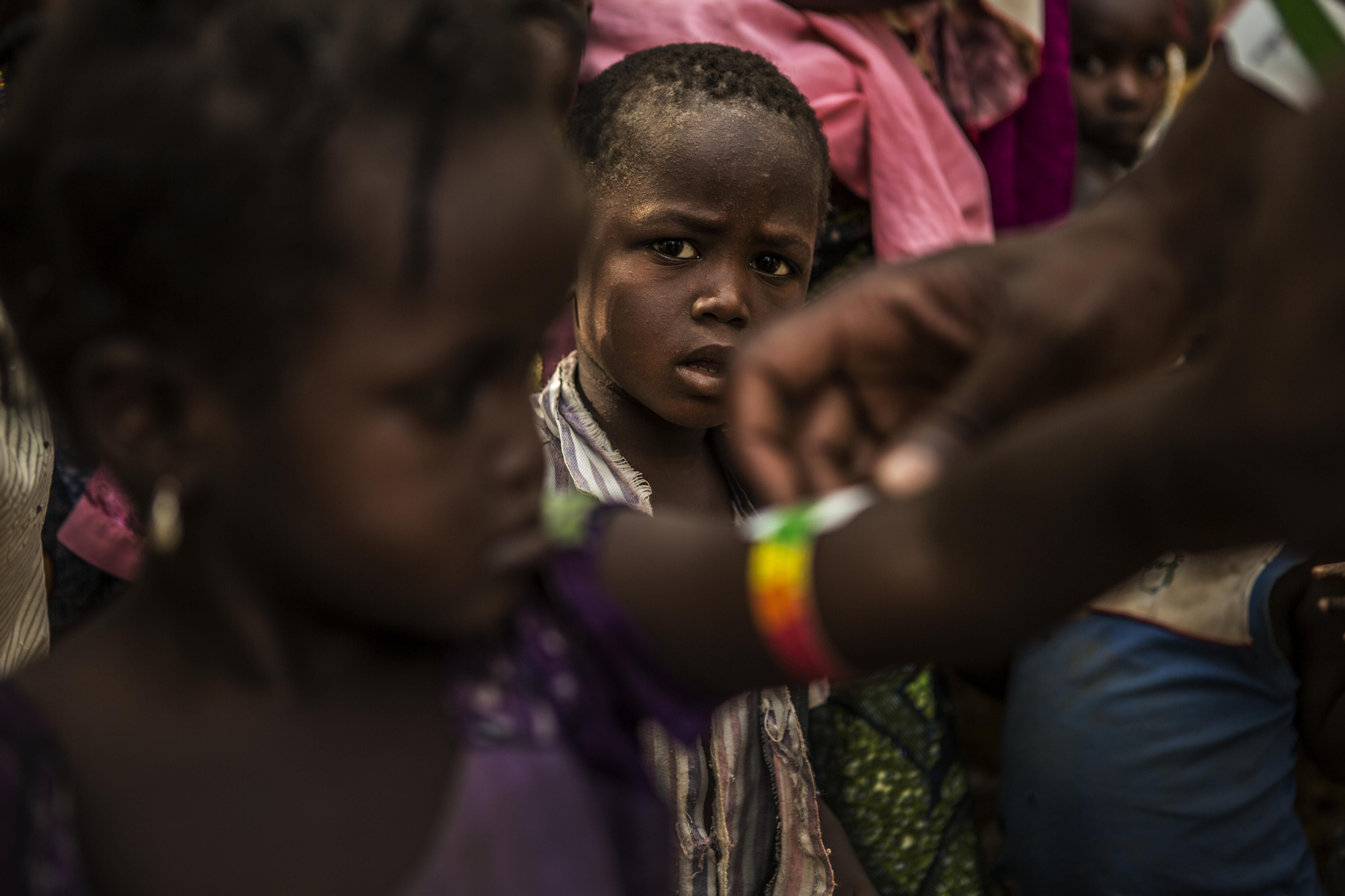 En Níger, malaria y desnutrición coinciden en el mismo periodo del año –entre los meses de julio a octubre– cuando las familias se enfrentan a la escasez de alimentos y tiene lugar la estación de lluvias, momento en el que proliferan los mosquitos. Personal de Médicos Sin Fronteras mide la circunferencia del brazo de una niña para conocer su estado nutricional. Fotografía: Juan Carlos Tomasi