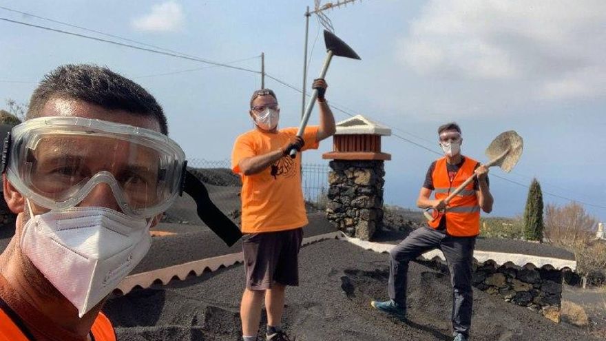 Cuadrilla de concejales, trabajadores y voluntarios de limpieza. (Cedida a Canarias Ahora)