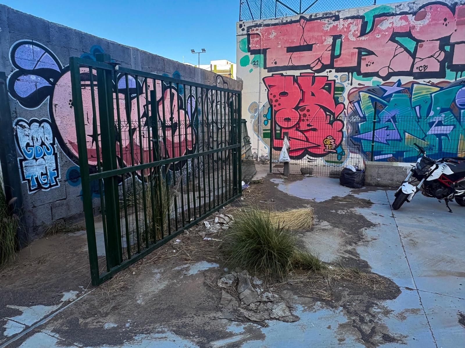 El PSOE denuncia “el abandono” de parques infantiles y canchas deportivas en Santa Cruz de La Palma.