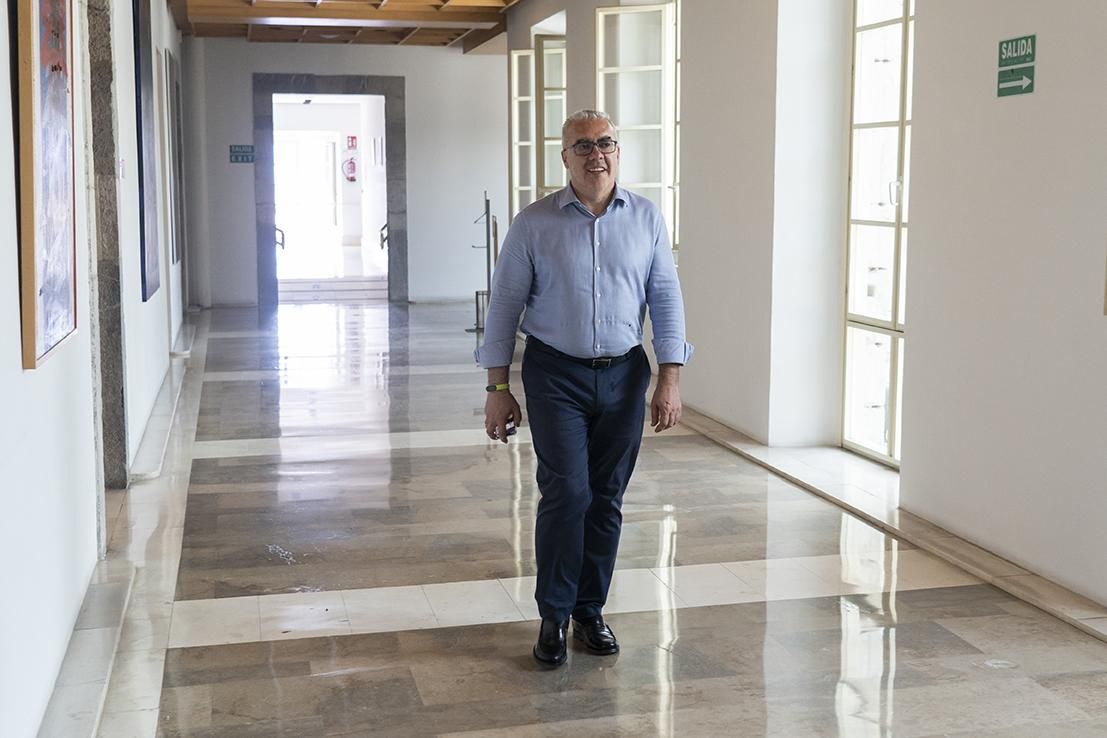 Hernando en los pasillos del antiguo Hospital de San Rafael.