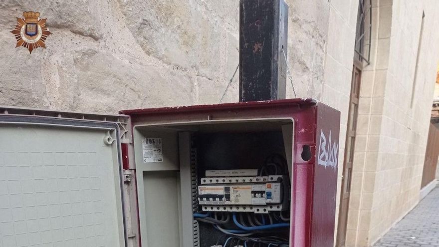 Fuerza un cuadro de luz y cobra a personas sin hogar por cargarles el móvil