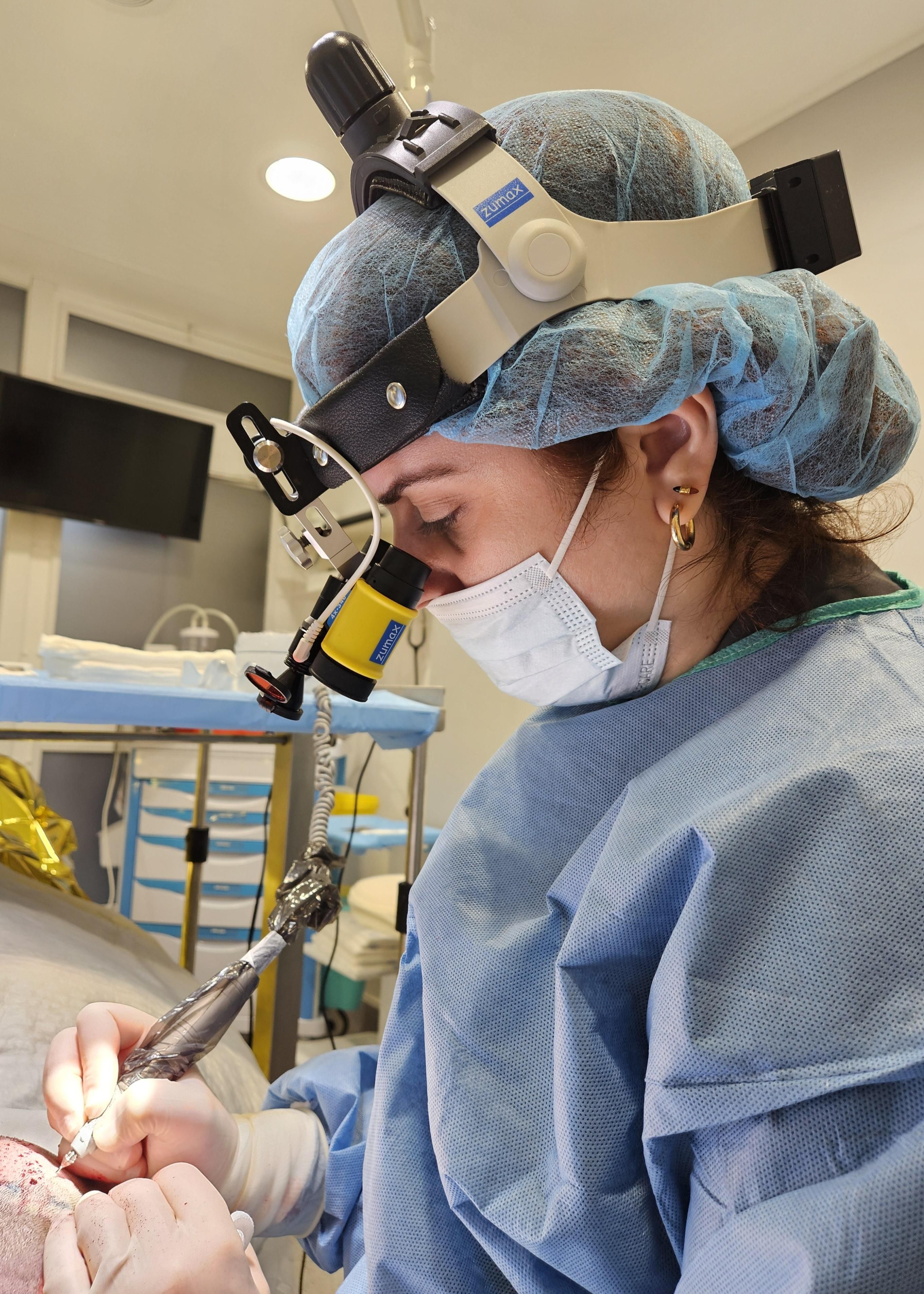 La doctora Guerrero, durante una operación