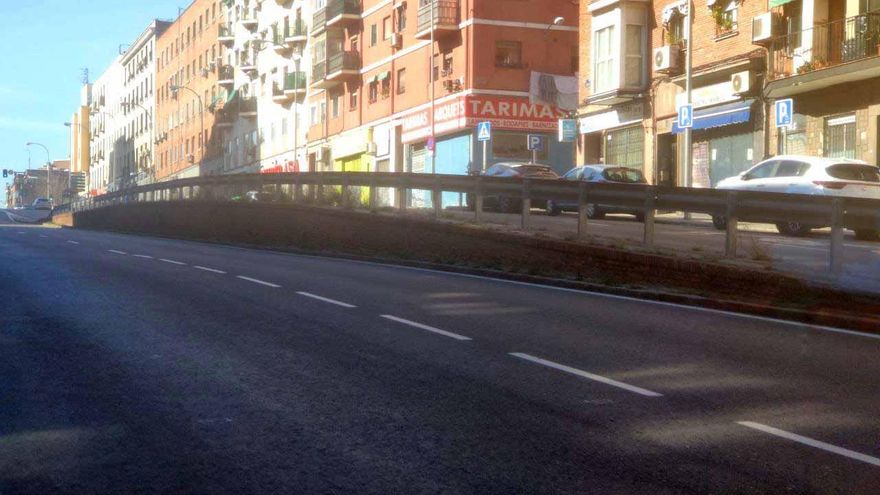 Los restos del trazado del Canal Bajo que emergen, en parte, hacen de mediana y barrera en la calle