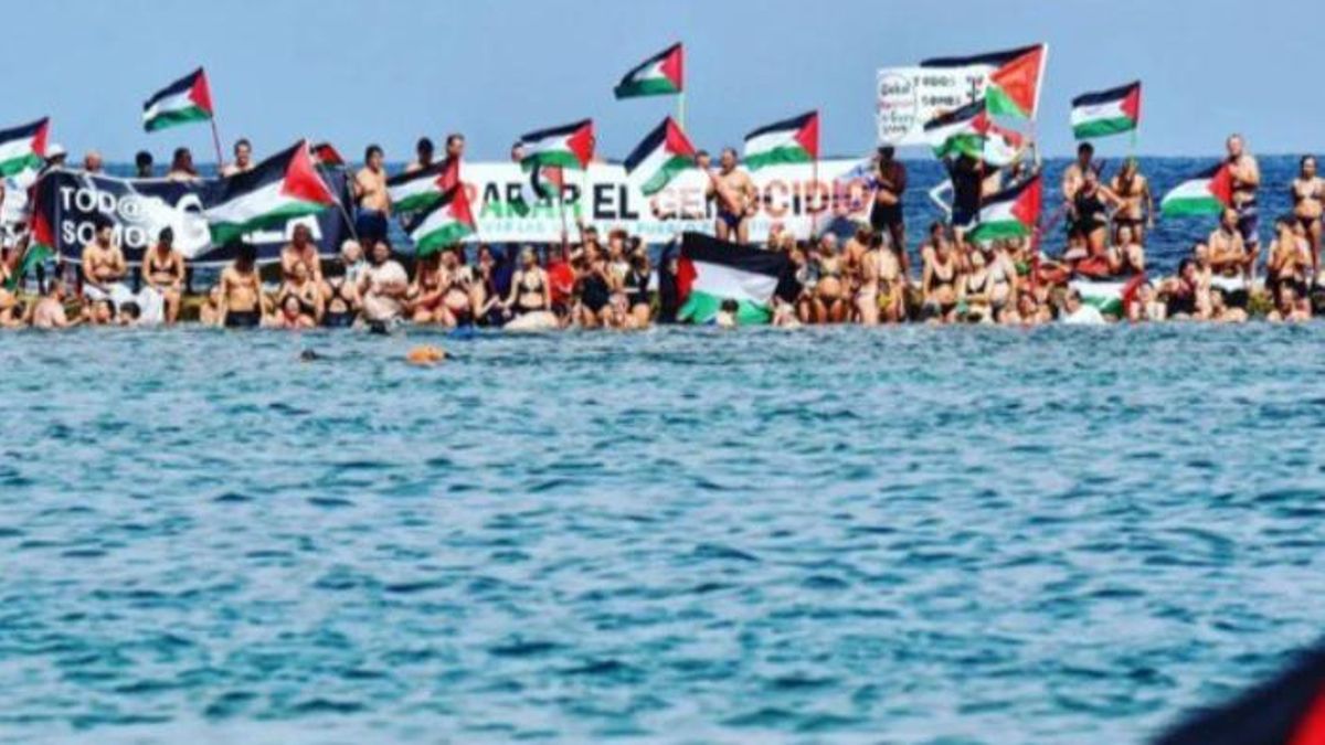 Imagen este domingo 24 de agosto de la protesta 'Mójate por Gaza', en la playa de Las Canteras, en Las Palmas de Gran Canaria, para exigir el fin del genocidio en Palestina.