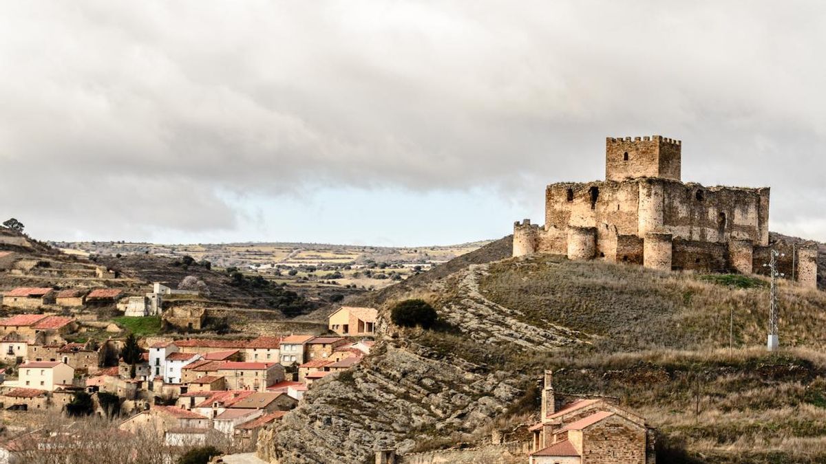 Del siglo XV y con una ubicación espectacular, este castillo soriano se construyó con un aljibe esculpido en la roca