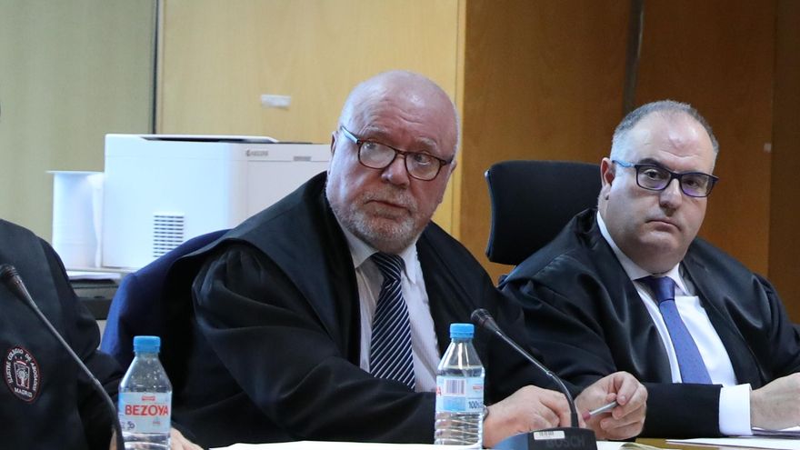 El comisario jubilado José Manuel Villarejo (c) se sienta con los magistrados durante la primera sesión de un juicio en la Audiencia Provincial de Madrid, a 8 de noviembre de 2022, en Madrid (España).