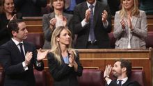 La bancada del PP aplaude a Casado tras su intervención en el Congreso