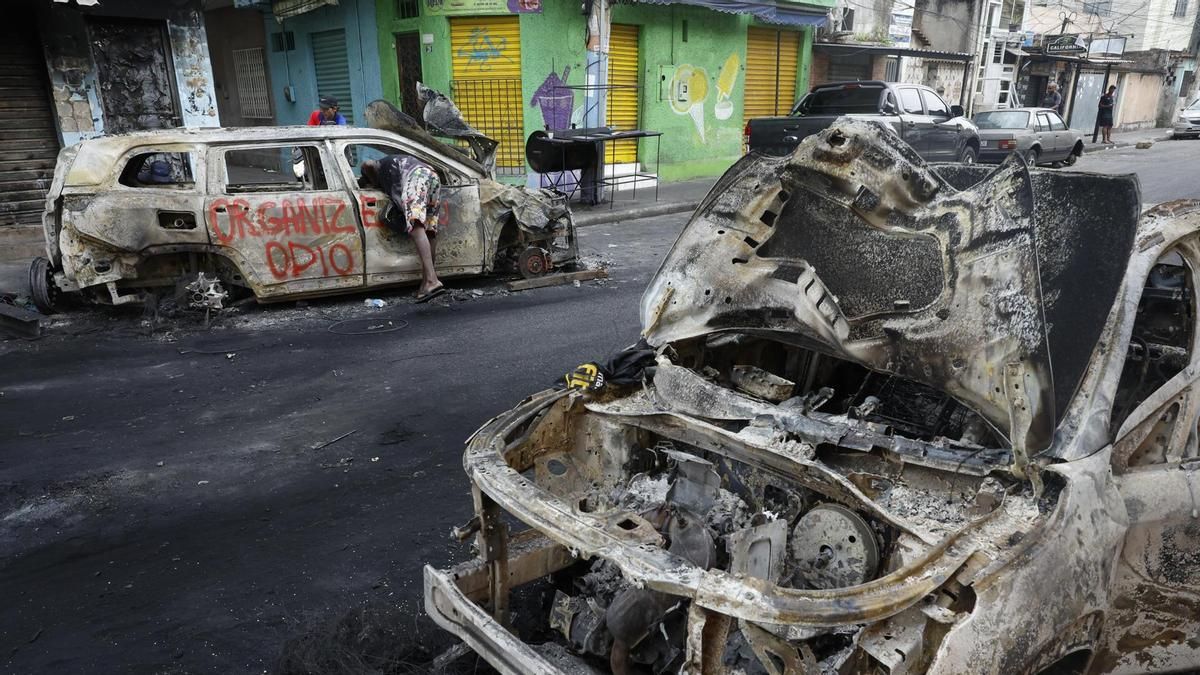 Dos vehículos incinerados en Río de Janeiro (Brasil), tras el megaoperativo del martes.