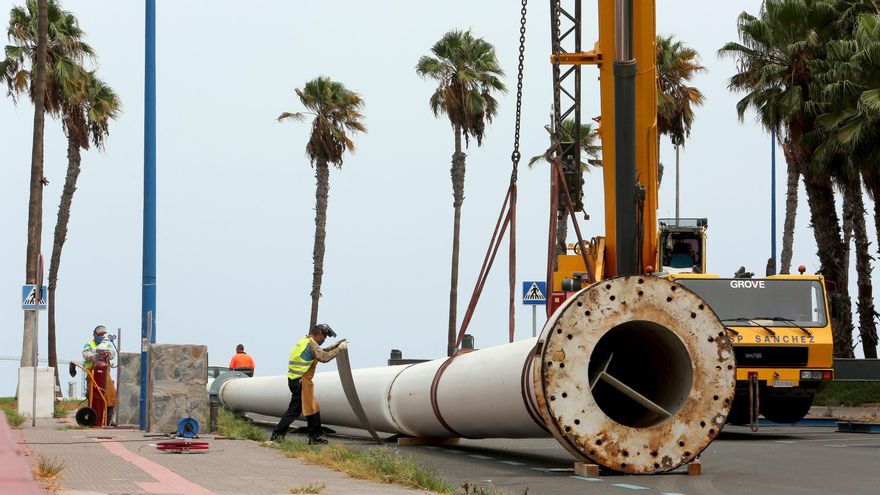 Desmontaje del mástil de la Fuente Luminosa. (ALEJANDRO RAMOS)