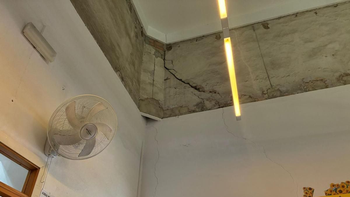 Las grietas en el colegio público más antiguo de Sevilla desatan la protesta de las familias ante la "inacción" municipal