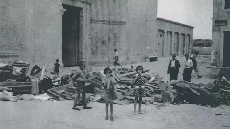 Grupo de niños junto a la iglesia de Sant Francesc, en Maó, durante la guerra civil