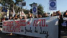 Trabajadores públicos de Alicante se manifiestan en Cibeles (Madrid) contra el abuso en la temporalidad.
