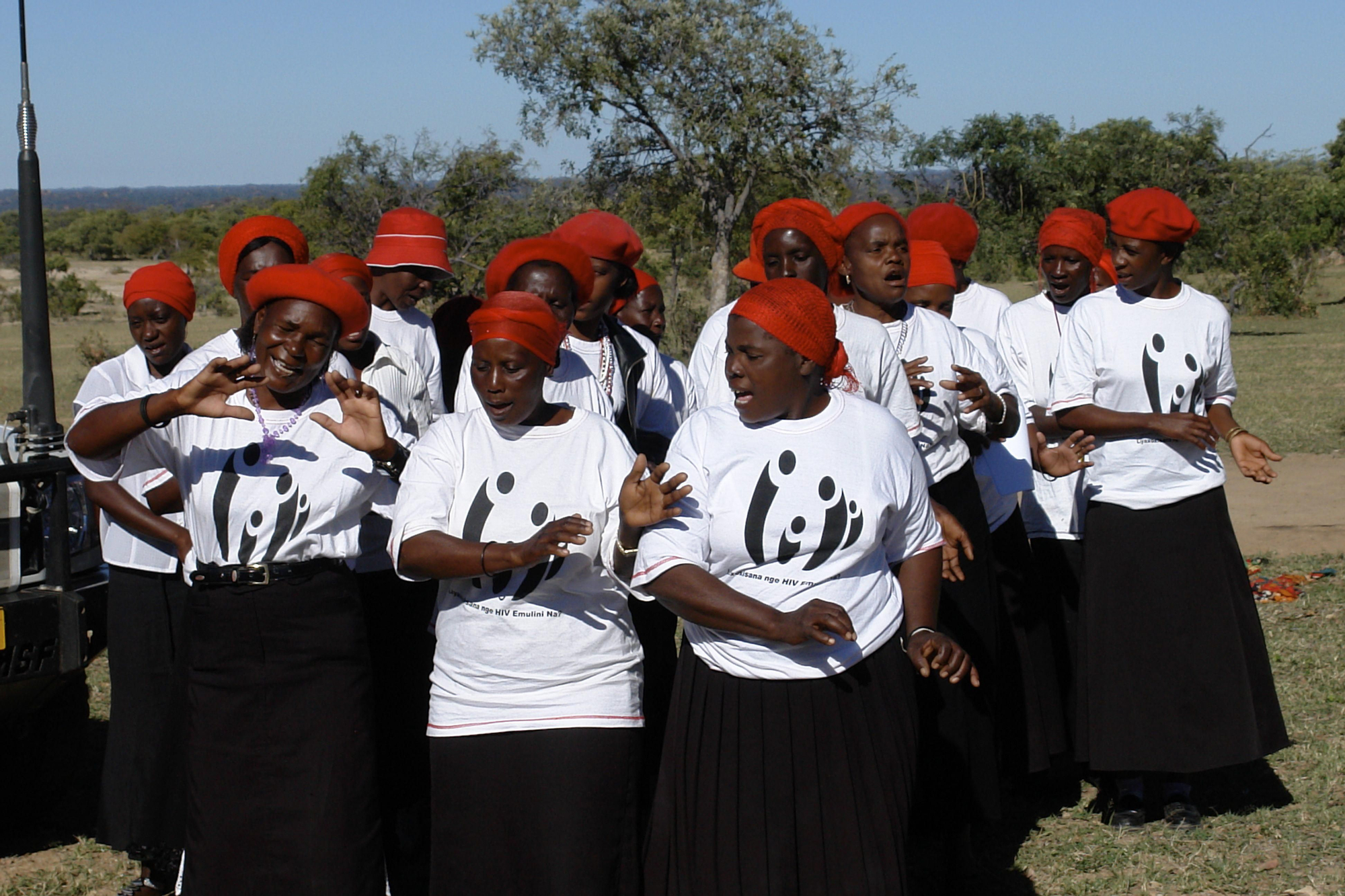La música es una de las mejores maneras de comunicarse en África. Mediante ésta se explica a los afectados y sus familias que no están solos, que hay tratamiento para estabilizar la enfermedad y que hay que combatir el estigma. Es el mensaje que lanzan los coros de grupos de apoyo formados por mujeres que tienen la enfermedad y están en tratamiento. Ellas representan un ejemplo a seguir porque transmiten una actitud abierta y positiva ante el VIH/sida. El coro Khumbula se creó en 2009 en Zimbabue y en la actualidad cuenta con más de 80 integrantes, la mayoría mujeres. Fotografía: MSF