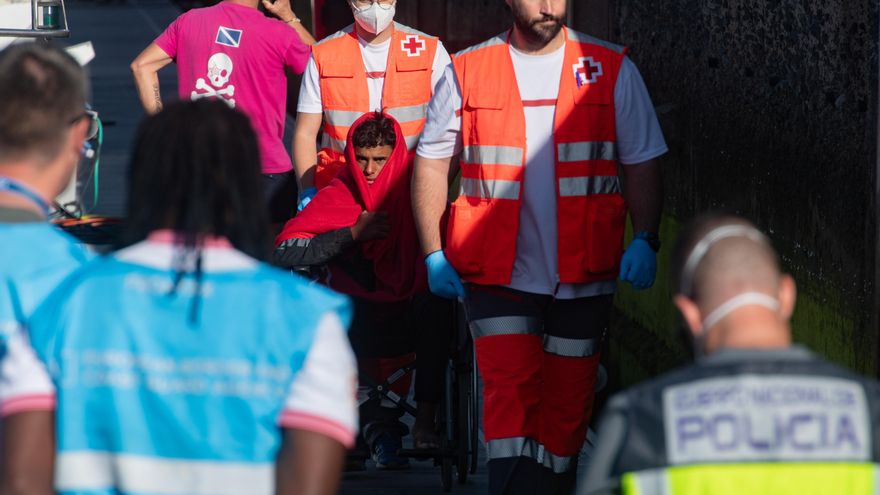 Agarrado a un neumático de camión en alta mar: dramático rescate en la ruta canaria