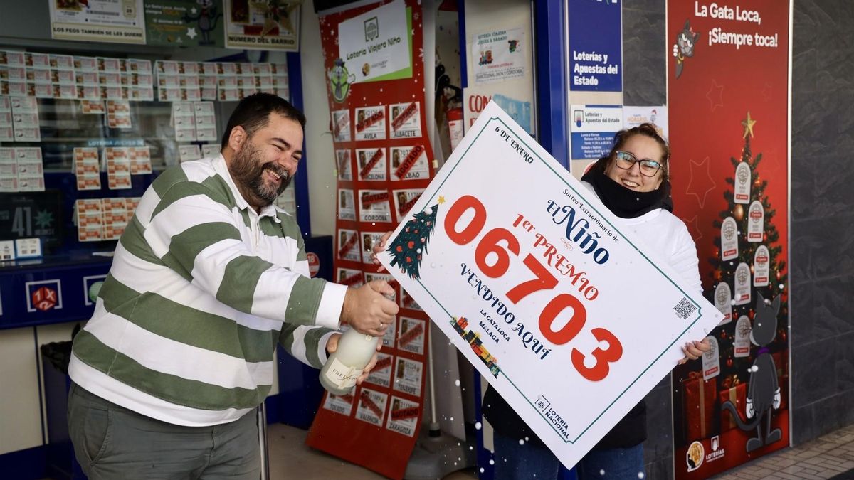 La administración La Gata Loca de Málaga celebra el primer premio.