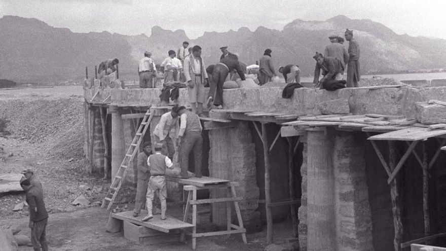 Esclavos del franquismo en Mallorca construyendo el puente de Ca na Volantina, en s'Albufereta (Pollença)