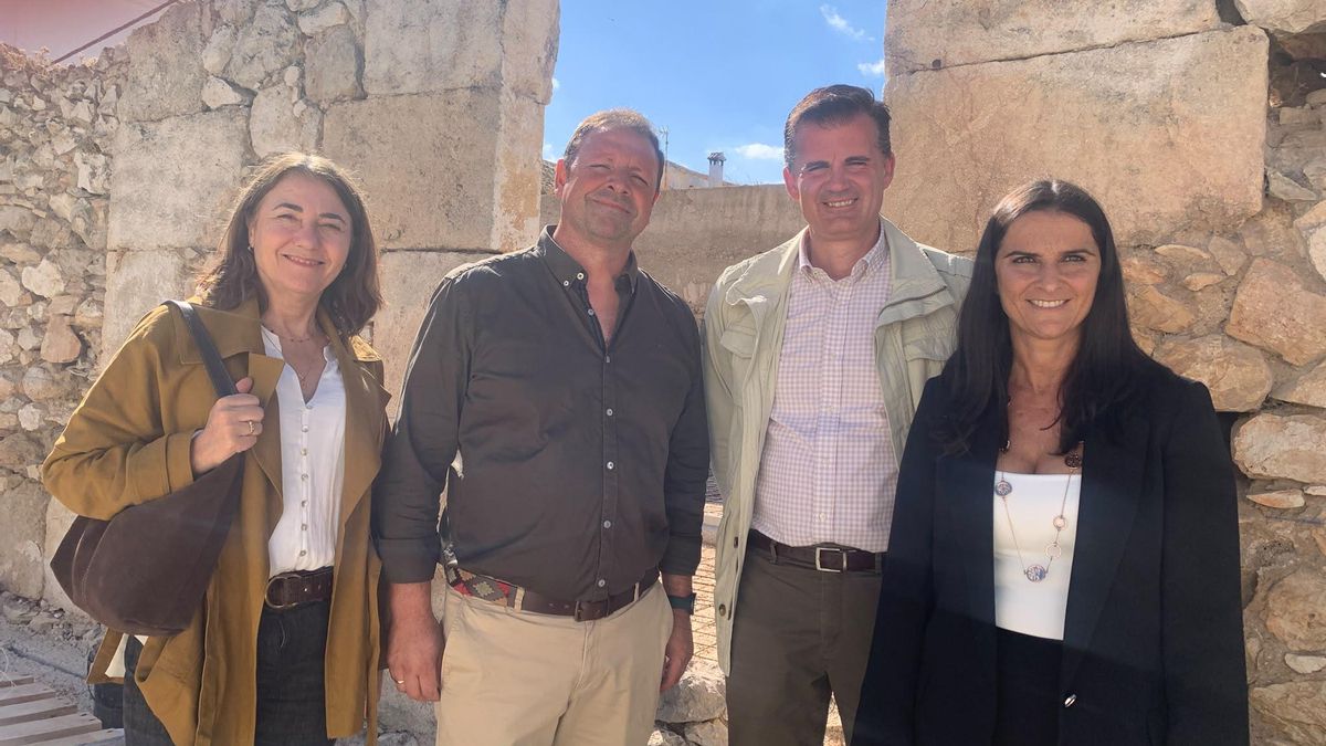 El alcalde de Lora de Estepa, Enrique Jiménez, con Muñoz y las técnicas de INPRO.