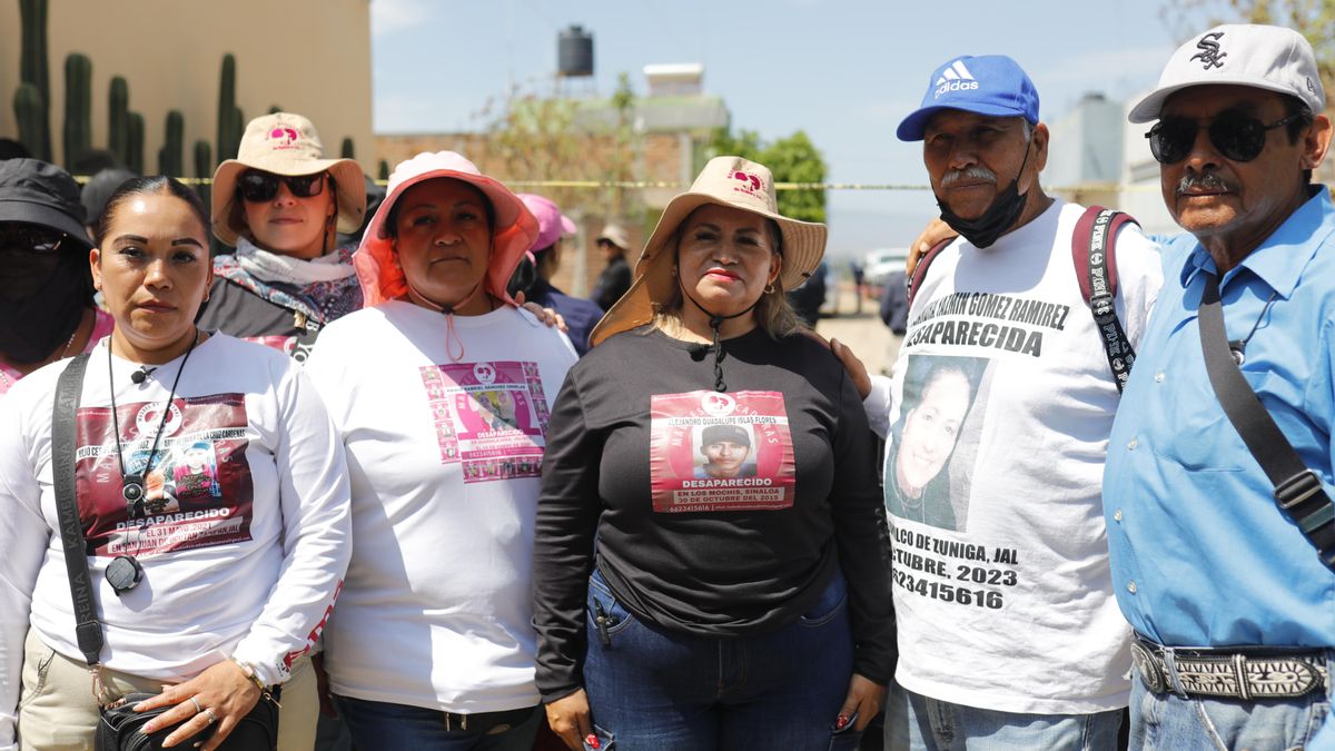 La líder fundadora del colectivo Madres Buscadoras de Sonora, Cecilia Flores (c), posa con integrantes del colectivo, en el municipio de El Salto en Jalisco (México). EFE/ Francisco Guasco