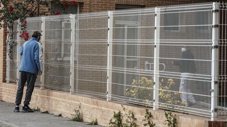 La hija de una interna de la residencia incendiada en Moncada: "La evacuación fue visto y no visto, entraban a pecho descubierto"