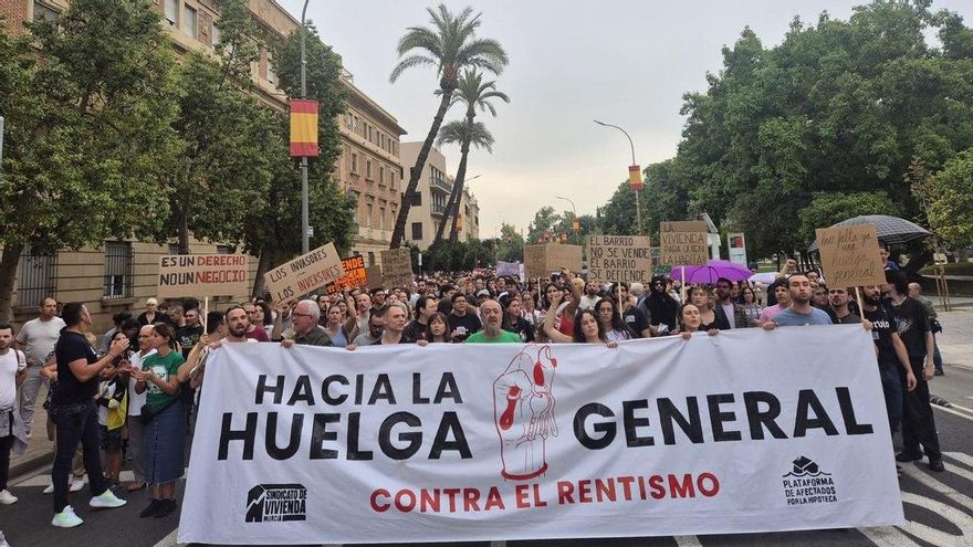 Miles de murcianos recorren la avenida Teniente Flomesta de la capital murciana en protesta por la crisis de la vivienda el 3 de octubre de 2026