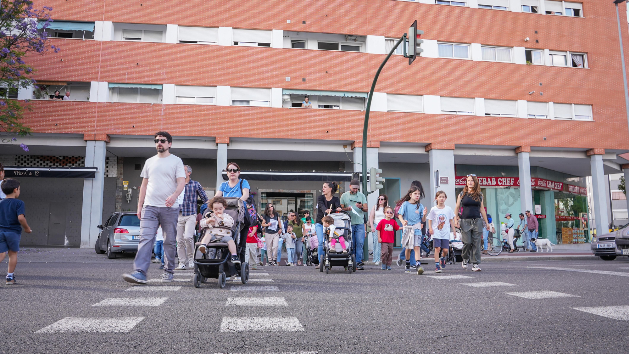 Ruta de familias CEIP Hernán Ruiz у CEIP López Diéguez para reclamar más líneas educativas en ambos centros