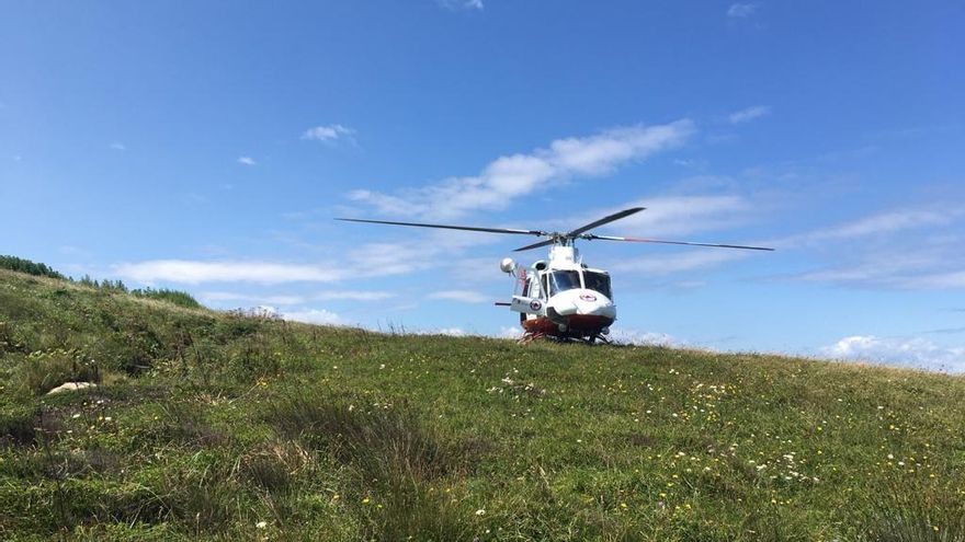 El helicóptero del Gobierno de Cantabria realiza un rescate en los acantilados entre Suances y Tagle.