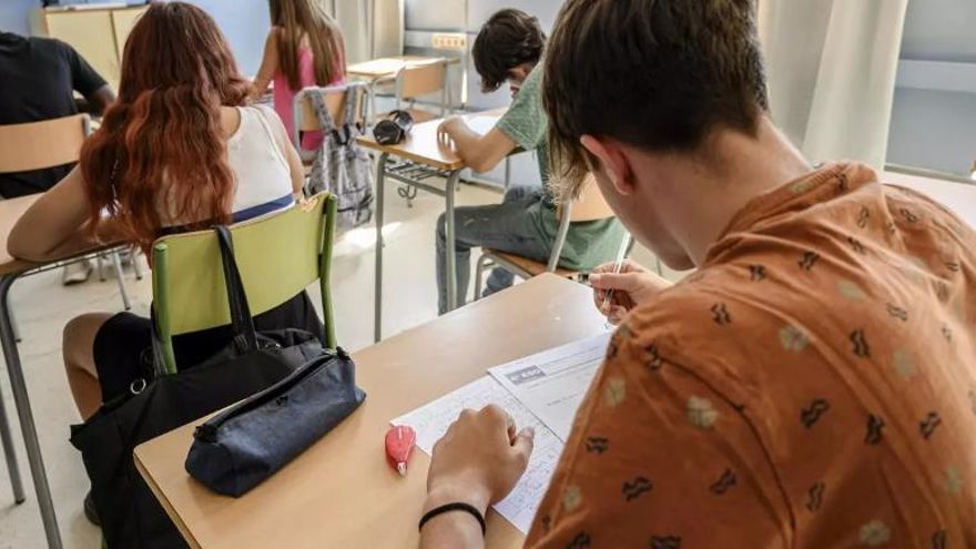 El TSJC condena a Educación y a una empresa contratista a pagar 15.000 euros a una trabajadora por cesión ilegal