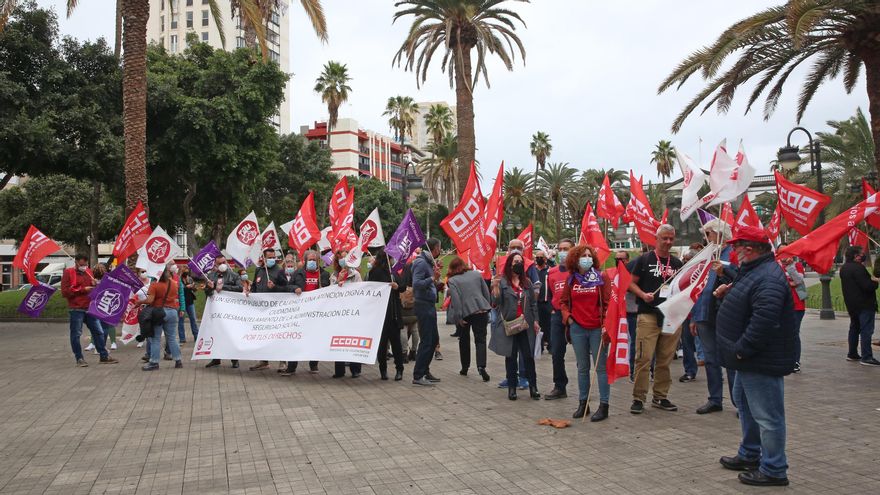 Concentración de trabajadores y representantes sindicales de la Seguridad Social de Las Palmas. (ALEJANDRO RAMOS)