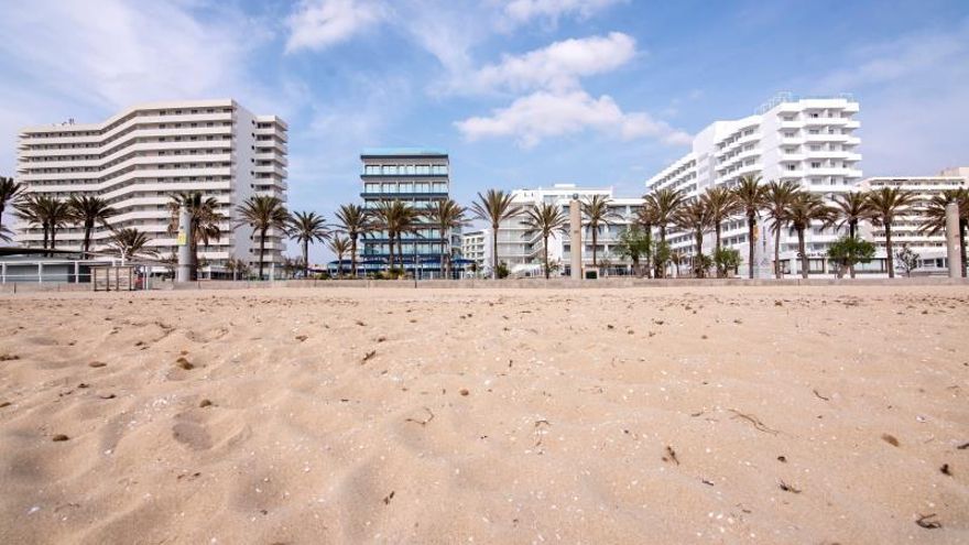 Playa de Palma con hoteles cerrados a causa de la crisis sanitaria del coronavirus.