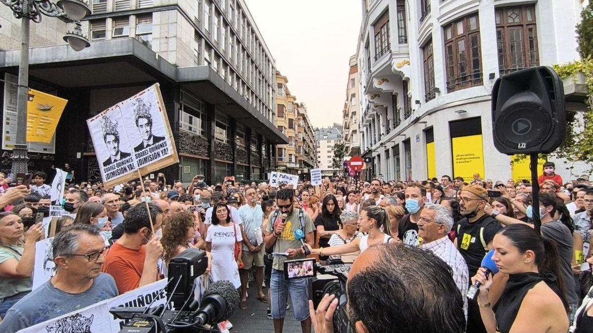 El portavoz de los bomberos forestales y la Asociación.