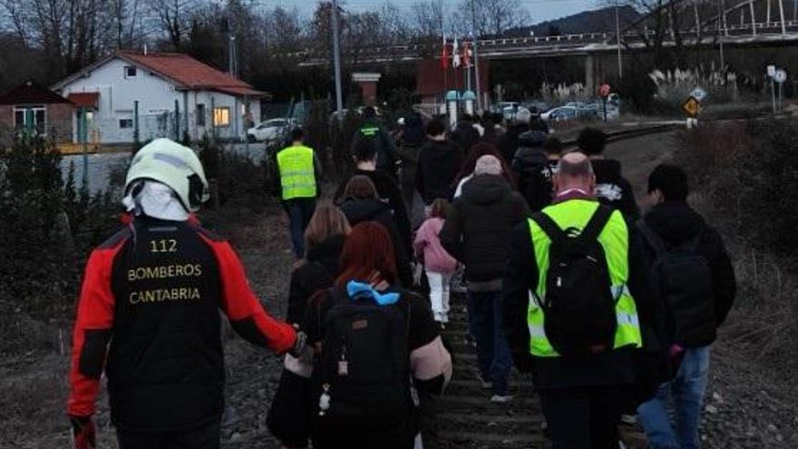 Evacuan por las vías del tren a 31 pasajeros de un Cercanías en Ribamontán al Monte