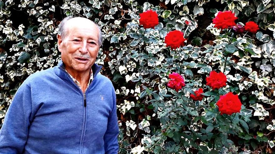 Antonio, en la rosaleda de su casa antes de la pandemia