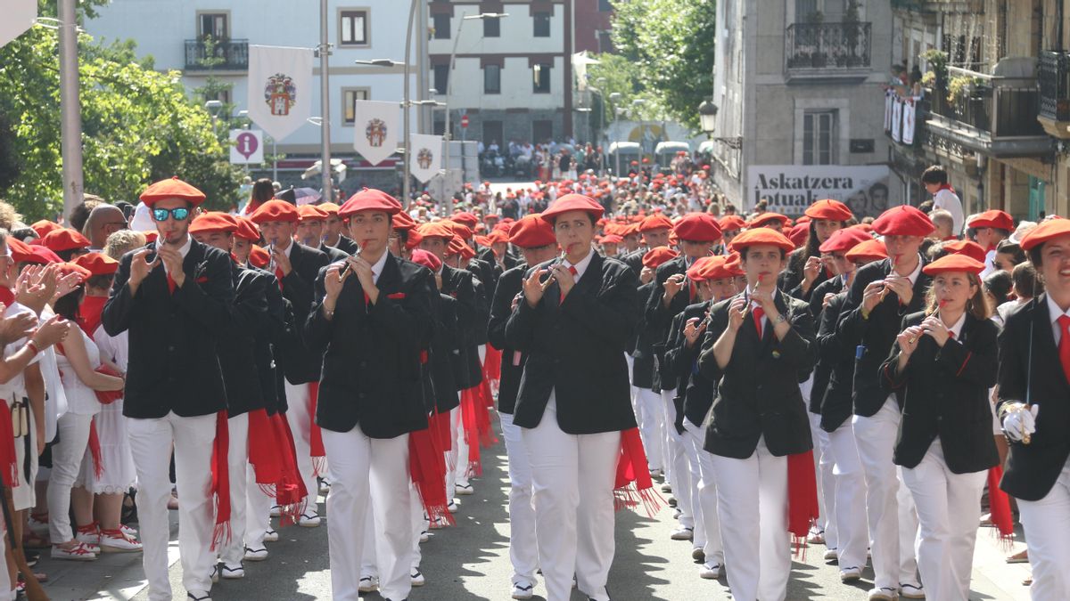 La marcha del Alarde público subiendo la calle San Marcial