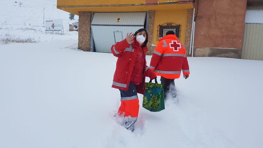 Cruz Roja repartiendo comida el sábado en Molina de Aragón (Guadalajara)