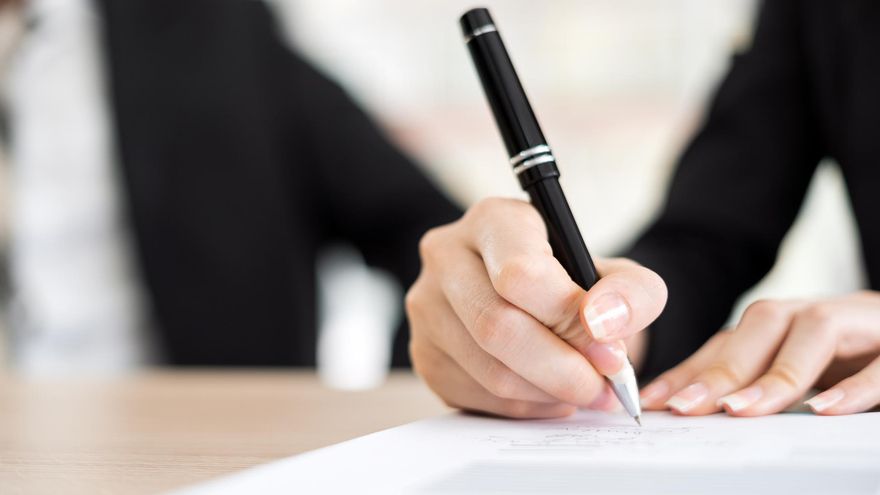 Herencias, cuidados y vacaciones: qué diferencias hay entre pareja de hecho y matrimonio según la nueva ley