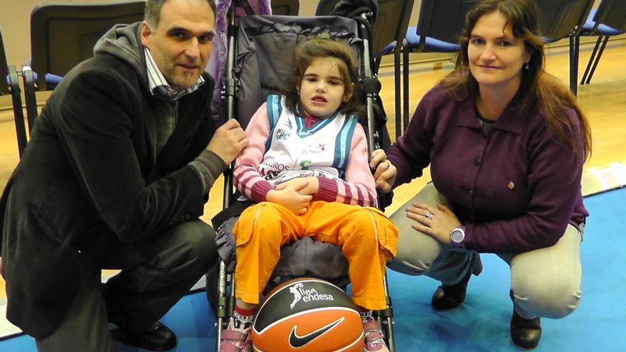 Nahia de Cos junto a sus padres en una visita el Gipuzkoa Basket