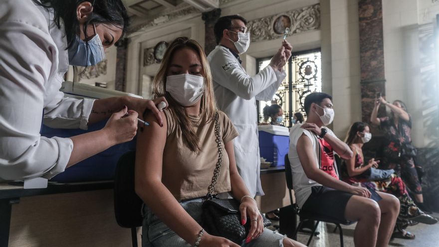 Brasil ha aplicado un total de 276 millones de vacunas anticovid, con 155,2 millones suministradas en primera dosis y 120,8 millones en segunda o única. En la imagen un registro de archivo de un centro de vacunación contra la covid-19, en Río de Janeiro (Brasil). EFE/André Coelho